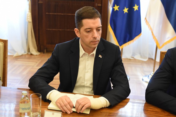 DecaniMonastery's tweet image. GRUESOME testimony of the Serbia's high state official brutally harassed by @Kosovo police - "They dragged me by tie like a dog, made selfies, sang "Allahuakbar", kept guns pointed at me, threatened with knife, locked me up in a cellar" #extremism #Balkans blic.rs/vesti/politika…