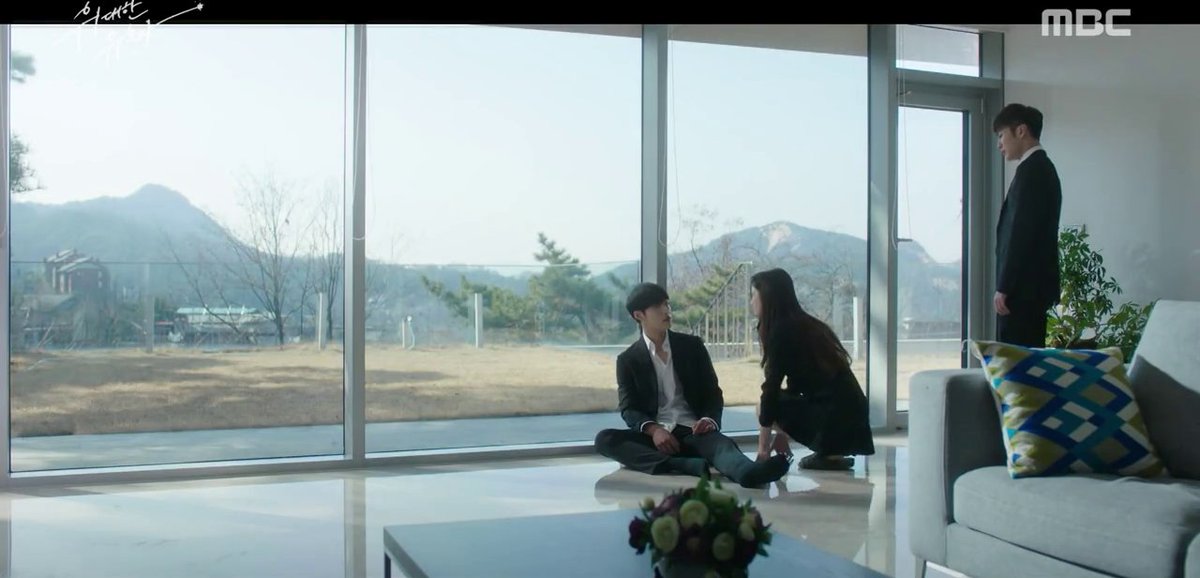 TheDramaKorea's tweet photo. Misteri munculnya sendal Choi Soo Ji. https://t.co/tMWFXDFDkQ