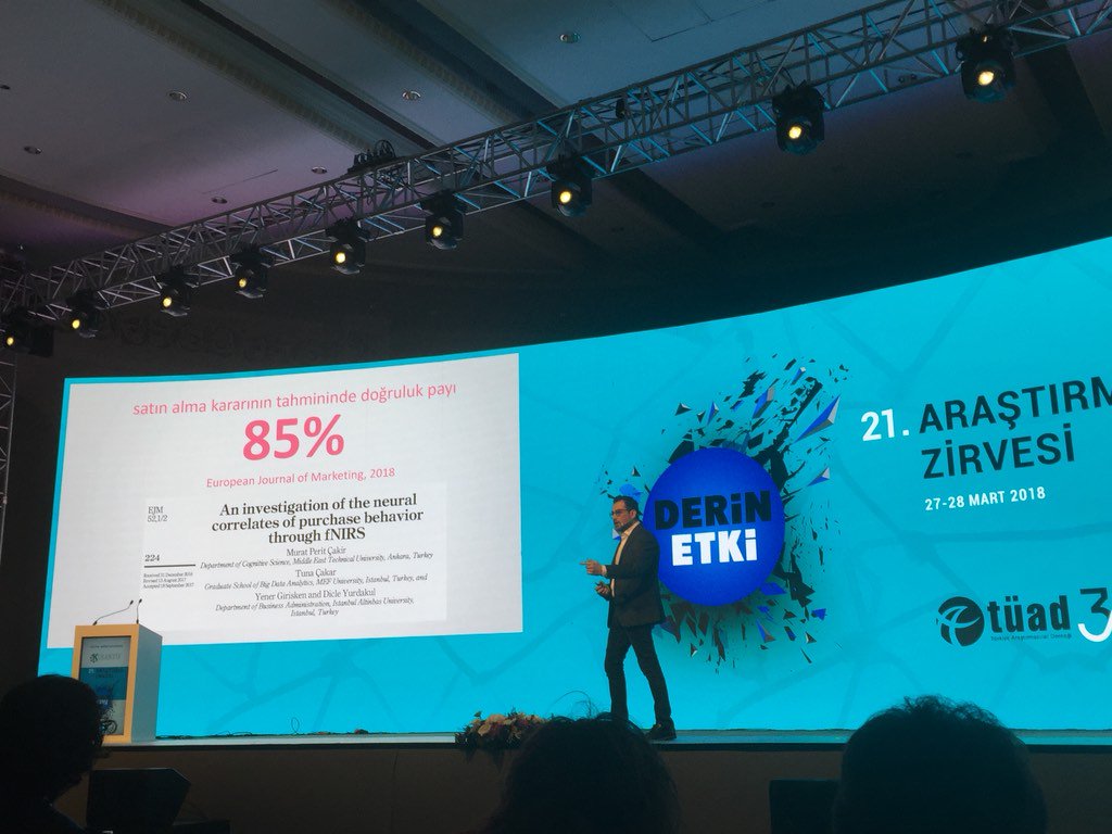 <a href="/yenergirisken/">Yener Girişken</a> sahnede, satInalmayı %85 oranında tahminlediğimiz modeli anlatıyor