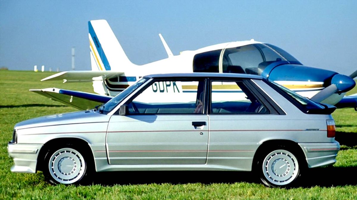YoungtimerEvent's tweet photo. Turbo Tuesday! Iedere dinsdag een (on)bekende turbo uit de youngtimer periode. Deze week: Renault 11 Turbo! Het vergeten grotere boertje van de iconische 5, en daarom inmiddels al zeldzamer! En hoe vet is dat digitale dashboard...❤️ https://t.co/rgXQyHhar6