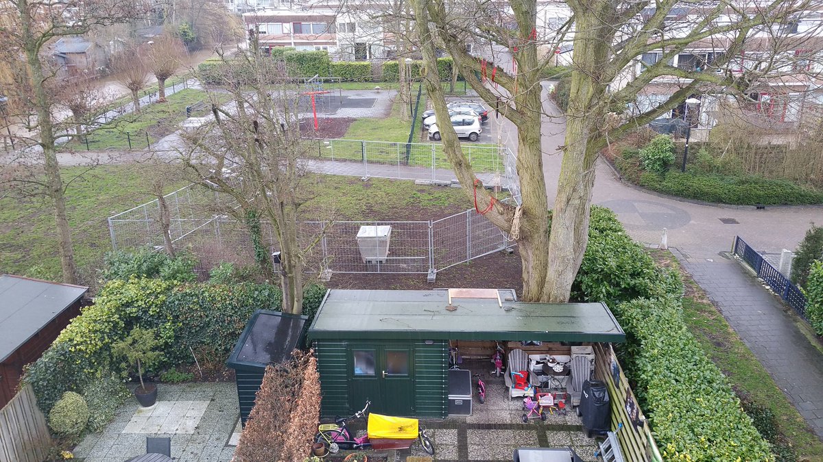 Twitskip's tweet photo. De hele zomer een 'tijdelijke' bouwplaats pal achter ons nieuwe huis. 5 bouwketen + 2 schaftketen. Voor renovatie van een paar huurhuizen. @GroenWestwonen had dit nu niet even in overleg met bewoners gekund of wat kleinschaliger opgelost?  #CentraleSpeelplekInDeWijk.  #boos https://t.co/GqMfpkGAHg