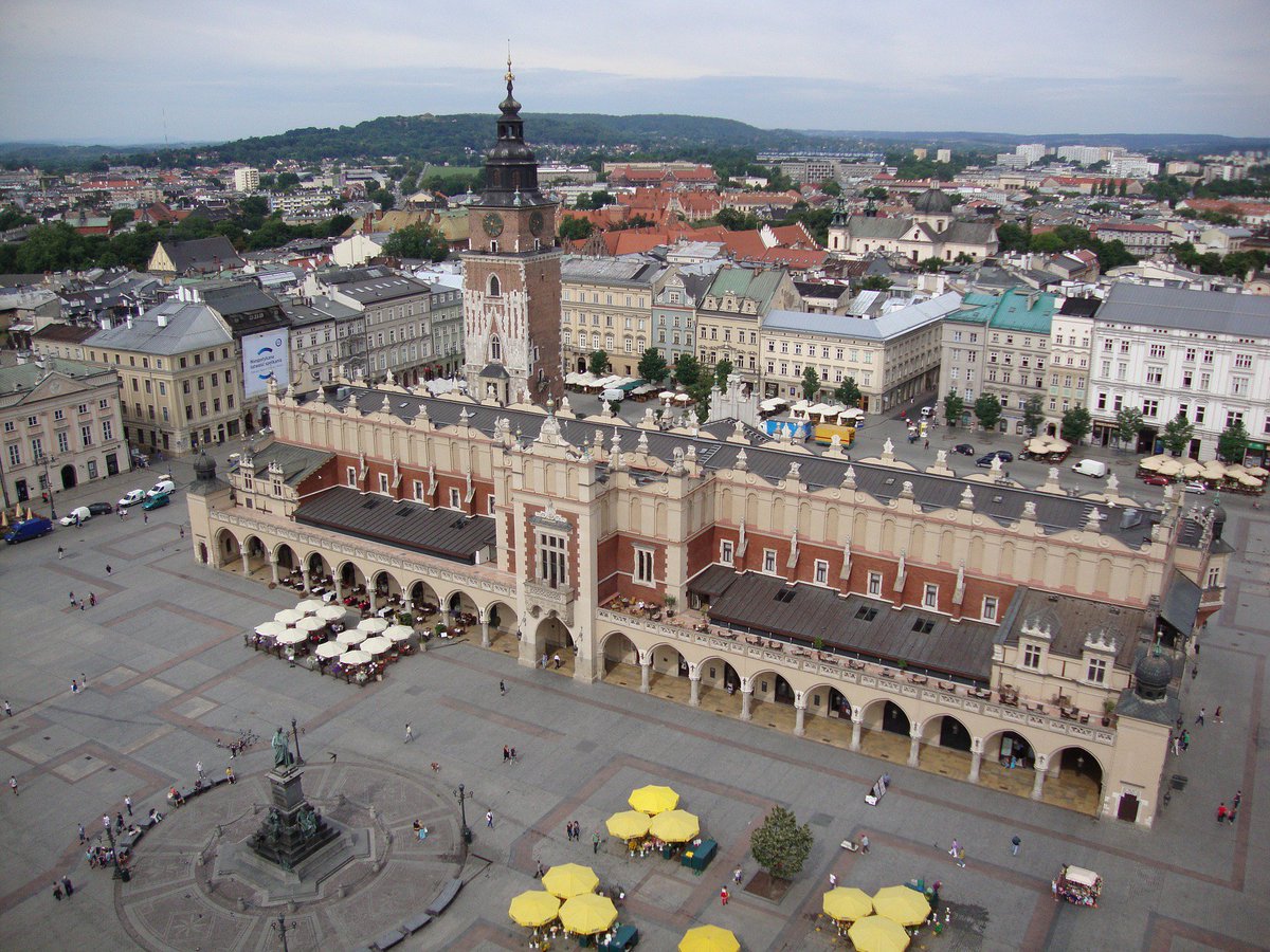 B4BKrakow's tweet photo. Wydarzenia 2017 roku według raportu @CushWake: #Kraków to pierwsze miasto regionalne, którego całkowity zasób pow. biurowej przekroczył milion mkw. W 2017 roku nowa podaż osiągnęła 456 900 mkw., z czego najwięcej pow. zostało oddane do użytku w Krakowie (190 000 mkw.) #B4BKrakow https://t.co/OUm461lUSM