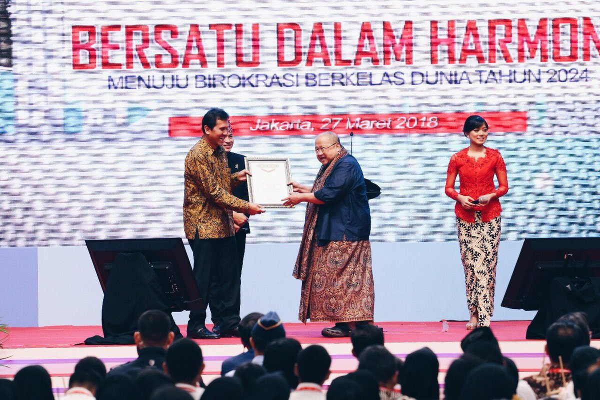 kempanrb's tweet photo. Pada acara ini, digelar pula permainan angklung kolosal yang melibatkan 5.000 ASN yang memecahkan rekor MURI lho https://t.co/T2ZBu08ele