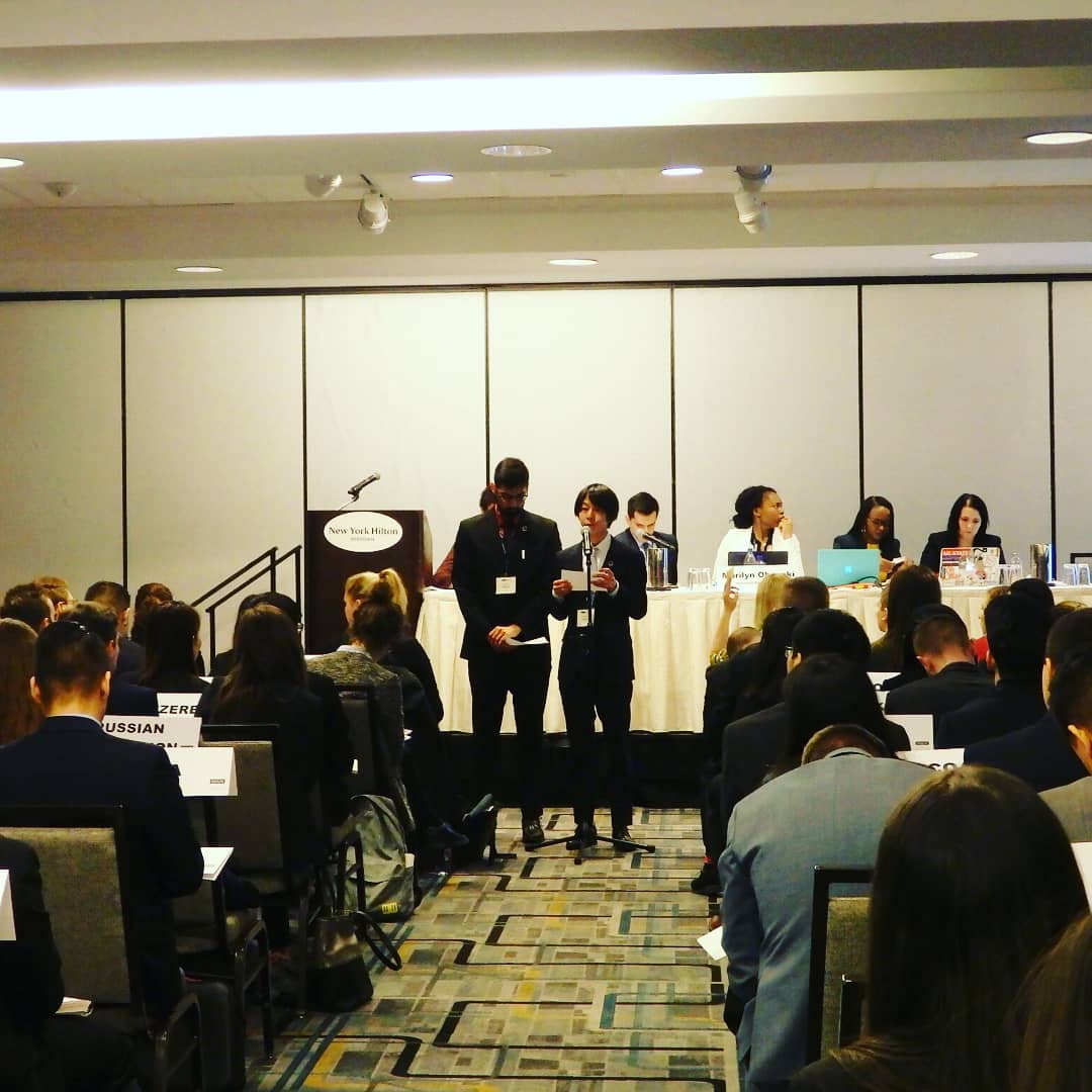 JapanMUN_NMUN's tweet photo. #NMUNNY2018 のように大規模な会議で活路を見出だすための1つの方法は、良いスピーチをすることです。団員にとって練習の成果を最も発揮しやすい部分でもあります。数百人の前であっても物怖じせずに話せています！ https://t.co/PPE3zwDLfS
