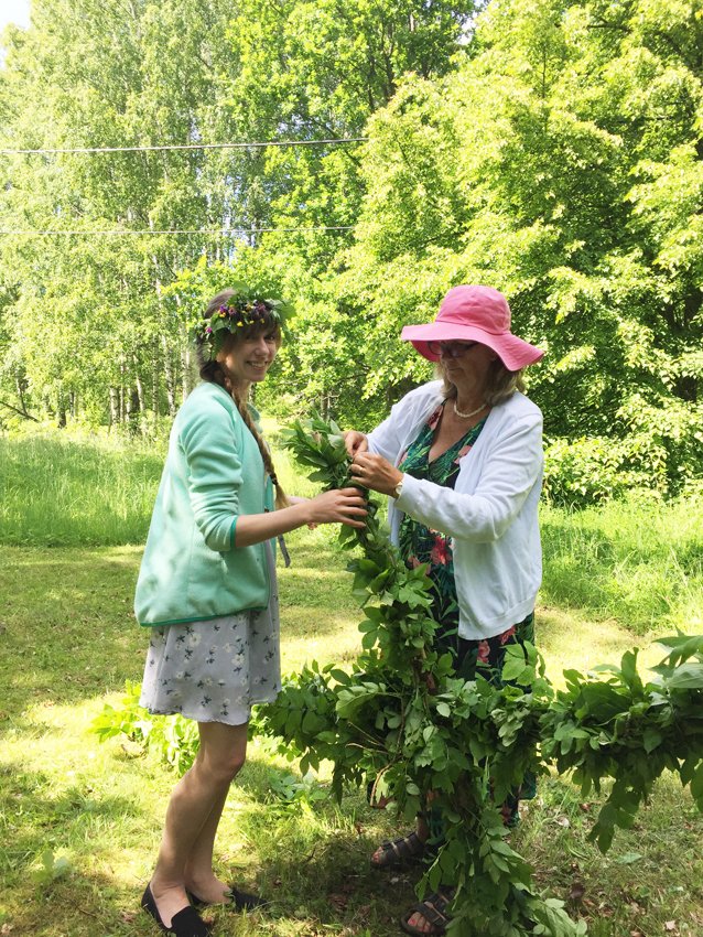 6月のスウェーデンだと言えば、夏至お祝いです!夏至際のポールを飾って立てます✨どこから来た伝統がよく分からないが、日本人に濃い体験になったでしょうね(^^;)

詳しくはブログで書いてあります:
https://t.co/J6pGiuvwQ6 