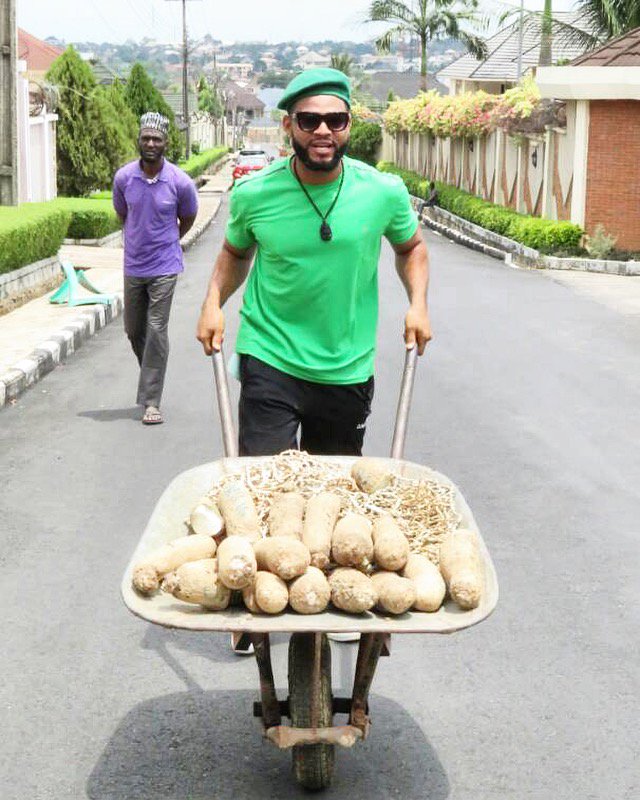 ProfJohnBull's tweet image. Tell us this is not true.... 😀😀😀 #Flashboy dey sell Yam for Mai Doya now? #ProfessorJohnbull