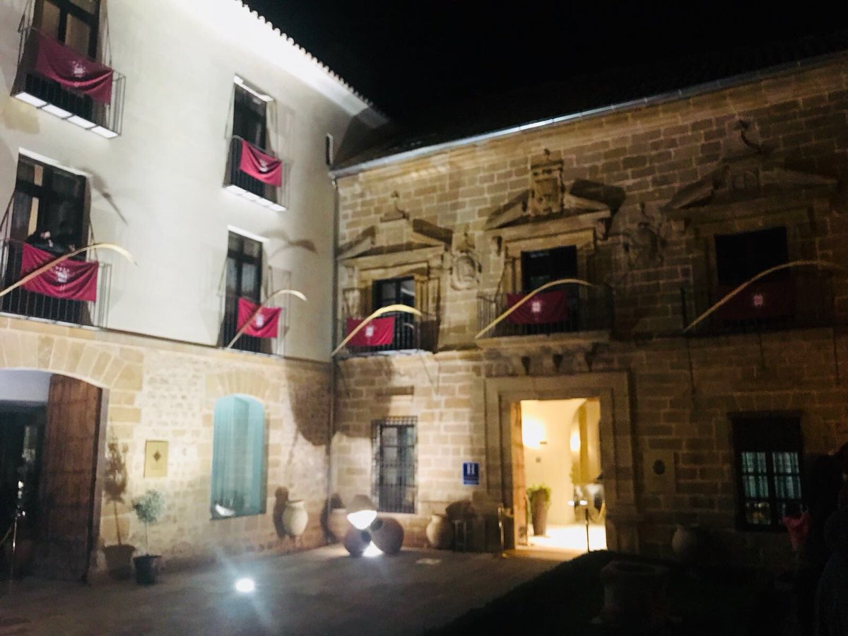 Así fue la noche del lunes Santo con Nuestra Señora de Gracia procesionando por la calle Juan Pasquau. Bellos momentos que nos deja nuestra Semana Santa.

#PalaciodeÚbeda #SemanaSanta #Úbeda