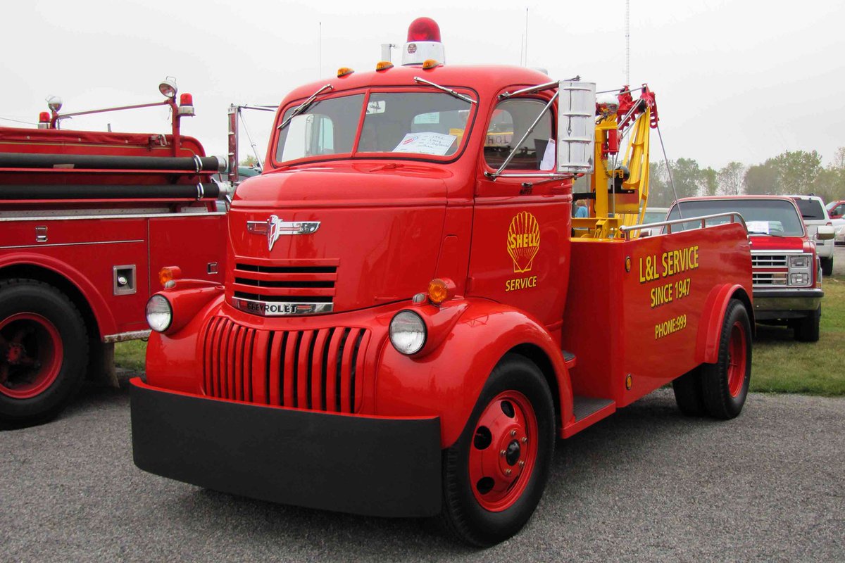By_JackRoberts's tweet image. As I noted yesterday, I was looking up 1940s vintage Cabovers Trucks. The red and gold one is a Fageol.