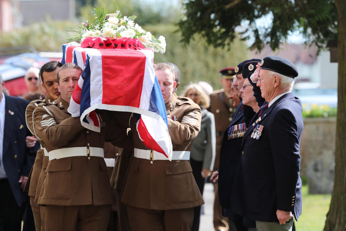 Bournemouthecho's tweet image. A soldier at the age of 17: D-Day veteran Ted Young receives hero&apos;s send off bit.ly/2I6RKIR