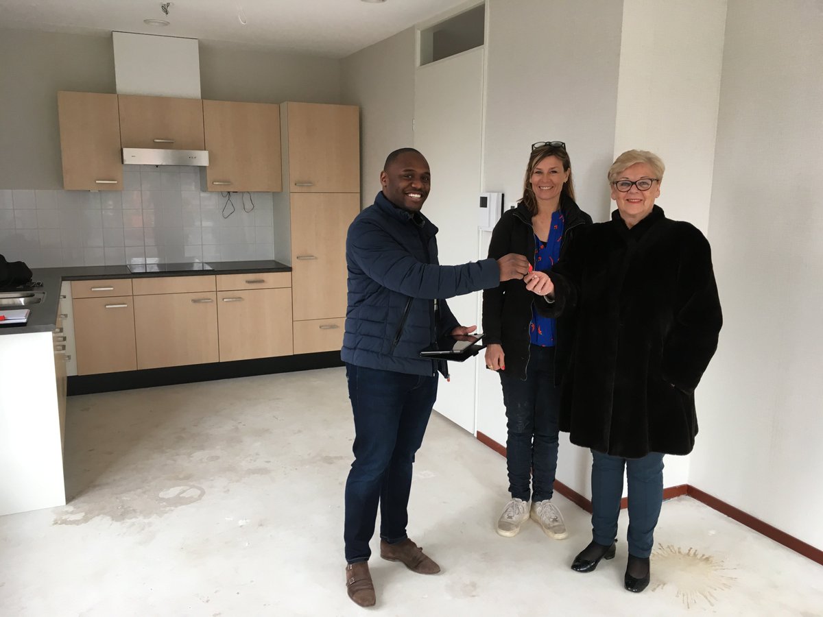 Habion's tweet photo. Gisteren, 26 maart kregen de eerste huurders van de zelfstandige appartementen de sleutel van hun nieuwe woning in Florisberg (Muiderberg). Mooie samenwerking met @AmarisZorggroep @Hegemanbouw en #StudioWa! https://t.co/6ZEhuYgWvj https://t.co/Z1W8CzrHsz