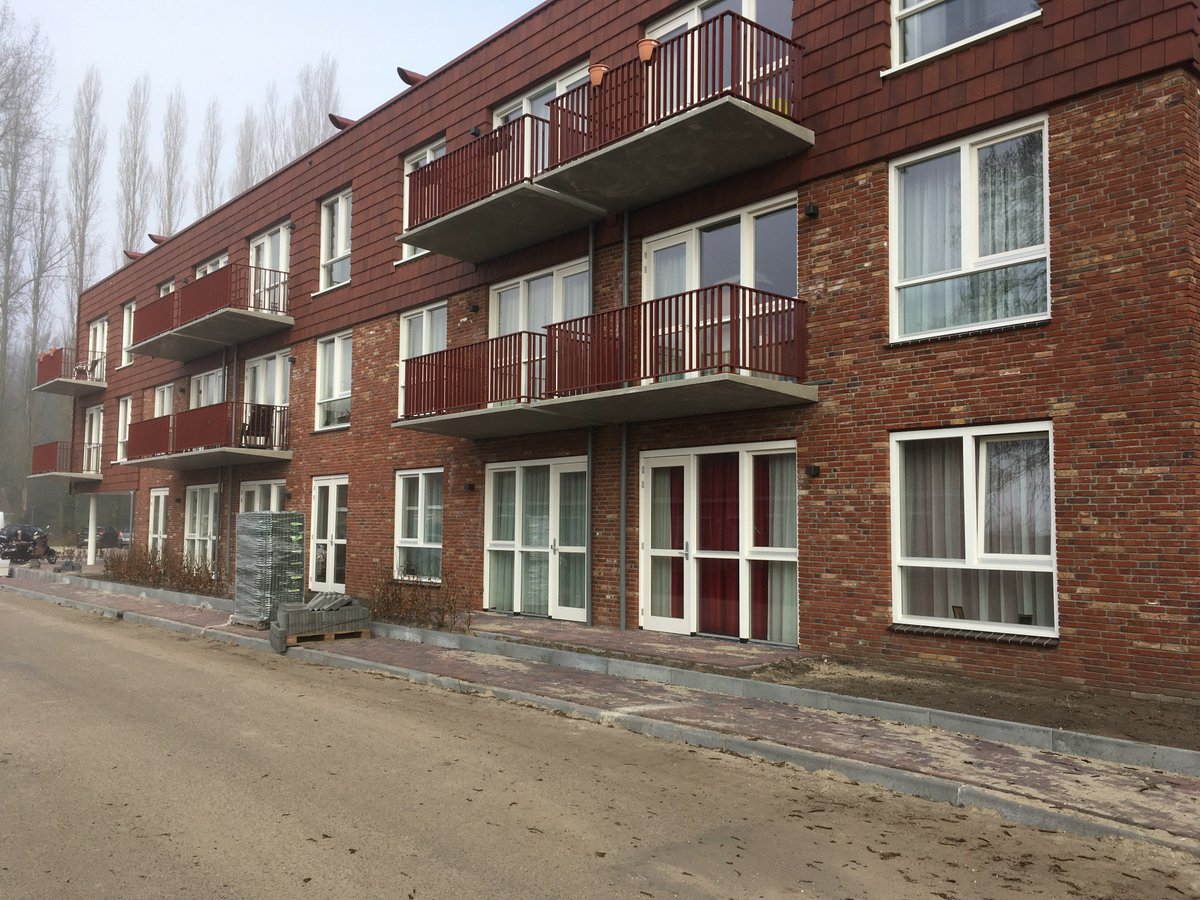 Habion's tweet photo. Gisteren, 26 maart kregen de eerste huurders van de zelfstandige appartementen de sleutel van hun nieuwe woning in Florisberg (Muiderberg). Mooie samenwerking met @AmarisZorggroep @Hegemanbouw en #StudioWa! https://t.co/6ZEhuYgWvj https://t.co/Z1W8CzrHsz