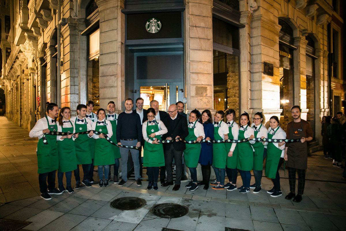 starbucks_es's tweet photo. ¡Hola, Oviedo! Qué ganas teníamos de celebrar con vosotros nuestra apertura, ¡os esperamos ya en Plaza de la Escandalera! 🎉 #StarbucksenOviedo https://t.co/YE2wxnQzuU