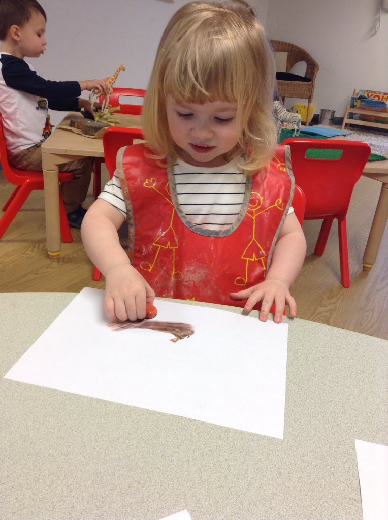 Ashbridge2to3's tweet image. Bumblebees are painting with ice this morning!🎨 "It's cold!" "It feels like ice cream." #textureplay #messyplay