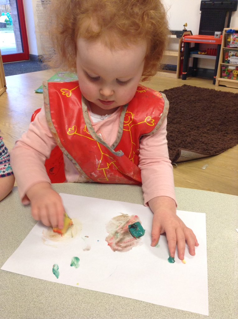 Ashbridge2to3's tweet image. Bumblebees are painting with ice this morning!🎨 "It's cold!" "It feels like ice cream." #textureplay #messyplay