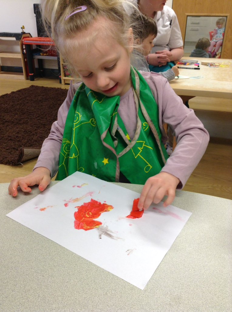 Ashbridge2to3's tweet image. Bumblebees are painting with ice this morning!🎨 "It's cold!" "It feels like ice cream." #textureplay #messyplay