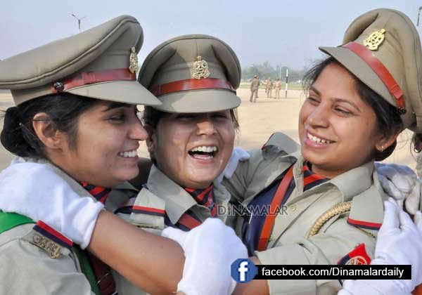 dinamalarweb's tweet photo. உ. பி. மாநிலம் மொரதாபாத்தில் உள்ள போலீஸ் பயிற்சி நிலையத்தில் பயிற்சி முடித்த பெண் சப்.இன்ஸ்பெக்டர்கள் மகிழ்ச்சியில் ஆரத்தழுவும் காட்சி. #UttarPradesh #moradabad #Police_Training #Sub_Inspector #Womens https://t.co/PmI0J0JKpv
