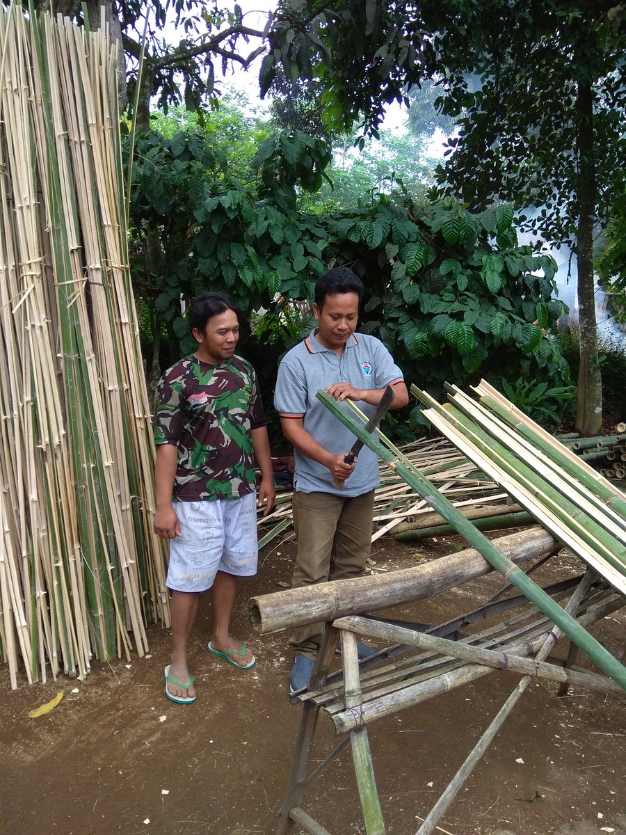 Murkahe12's tweet photo. @jokowi @EkoSandjojo @arwani_p3md @fourzanitongjay @tppindonesia @EnnikYudhayanti @MerDodik @DewantoAndry @AhmadErani @DewantoAndry @AhmadZa87173856, ini salah satu dr produk unggulan desa Silo, produksi kerrey, semuga membawa berkah, Aamiin 3x https://t.co/zDyzlxZ6Vg