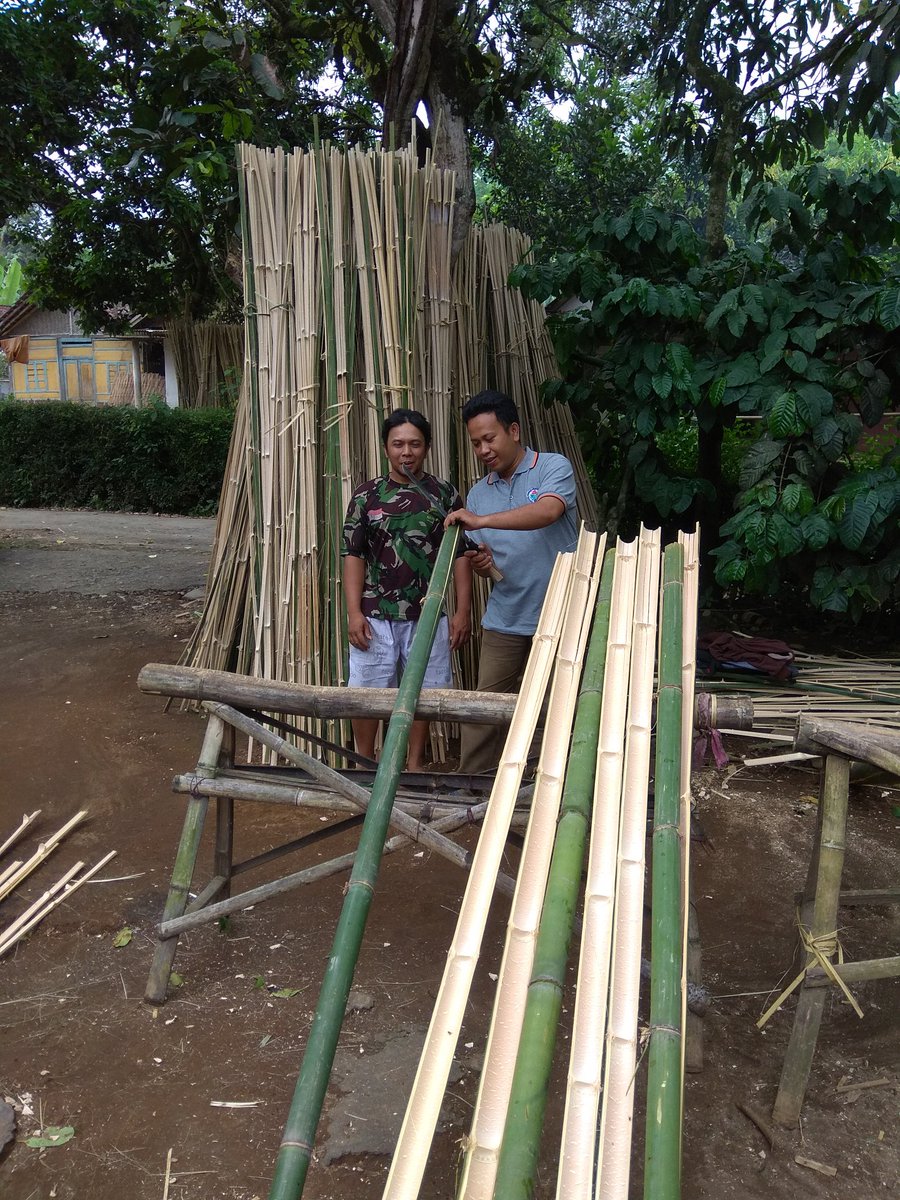 Murkahe12's tweet photo. @jokowi @EkoSandjojo @arwani_p3md @fourzanitongjay @tppindonesia @EnnikYudhayanti @MerDodik @DewantoAndry @AhmadErani @DewantoAndry @AhmadZa87173856, ini salah satu dr produk unggulan desa Silo, produksi kerrey, semuga membawa berkah, Aamiin 3x https://t.co/zDyzlxZ6Vg