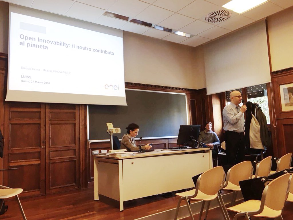 Italiacamp's tweet photo. Le lezioni dell’#InvestingForGoodLab alla @UniLUISS continuano a ritmo serrato 💪🏻 L’ospite di oggi è @ernestociorra, Direttore Innovability di @EnelGroup che parla ai ragazzi e alle ragazze del laboratorio di #innovazione e #sostenibilità 🌱✨ Innovare per sopravvivere 🥇 https://t.co/szmdpbzxeO