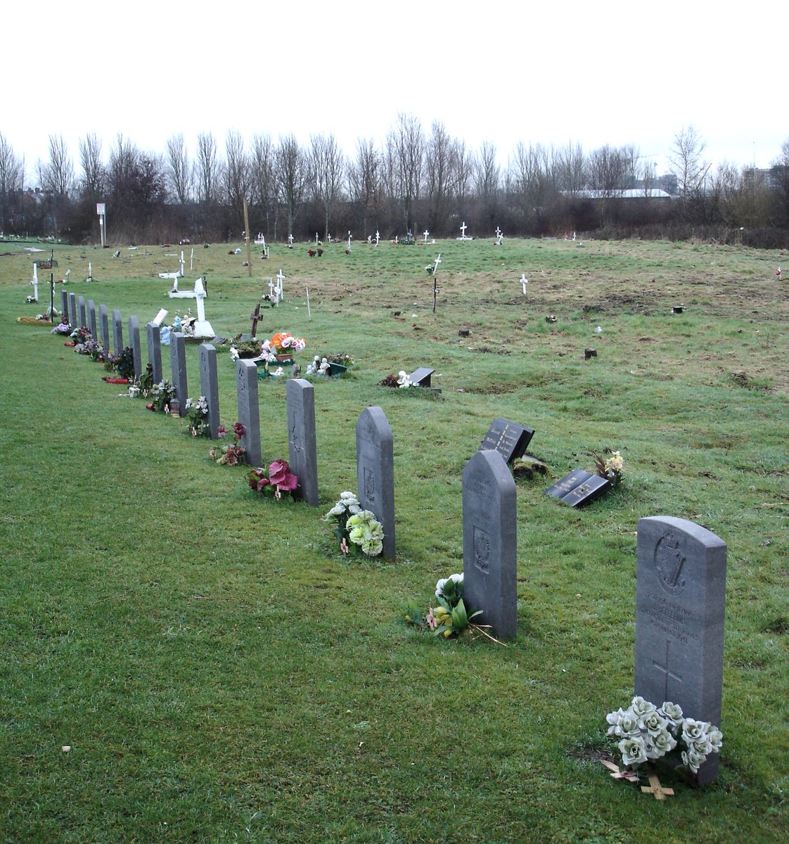 CWGC's tweet photo. The @CWGC are looking to contact relatives of the following First and Second World War casualties listed here: https://t.co/3mFxo05Owl Please help us by sharing our appeal. #WW1 #WW2 https://t.co/SxHu7bfLTL