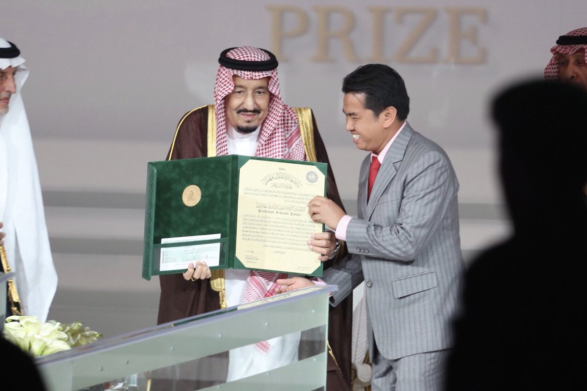 KingFaisalPrize's tweet photo. البروفيسور إرواندي جاسوير الفائز بـ #جائزة_الملك_فيصل لـ #خدمة_الإسلام لعام 2018 Professor Irwandi Jaswir the winner of the 2018 #KingFaisalPrize for #ServiceToIslam https://t.co/REQtU0fJJ9
