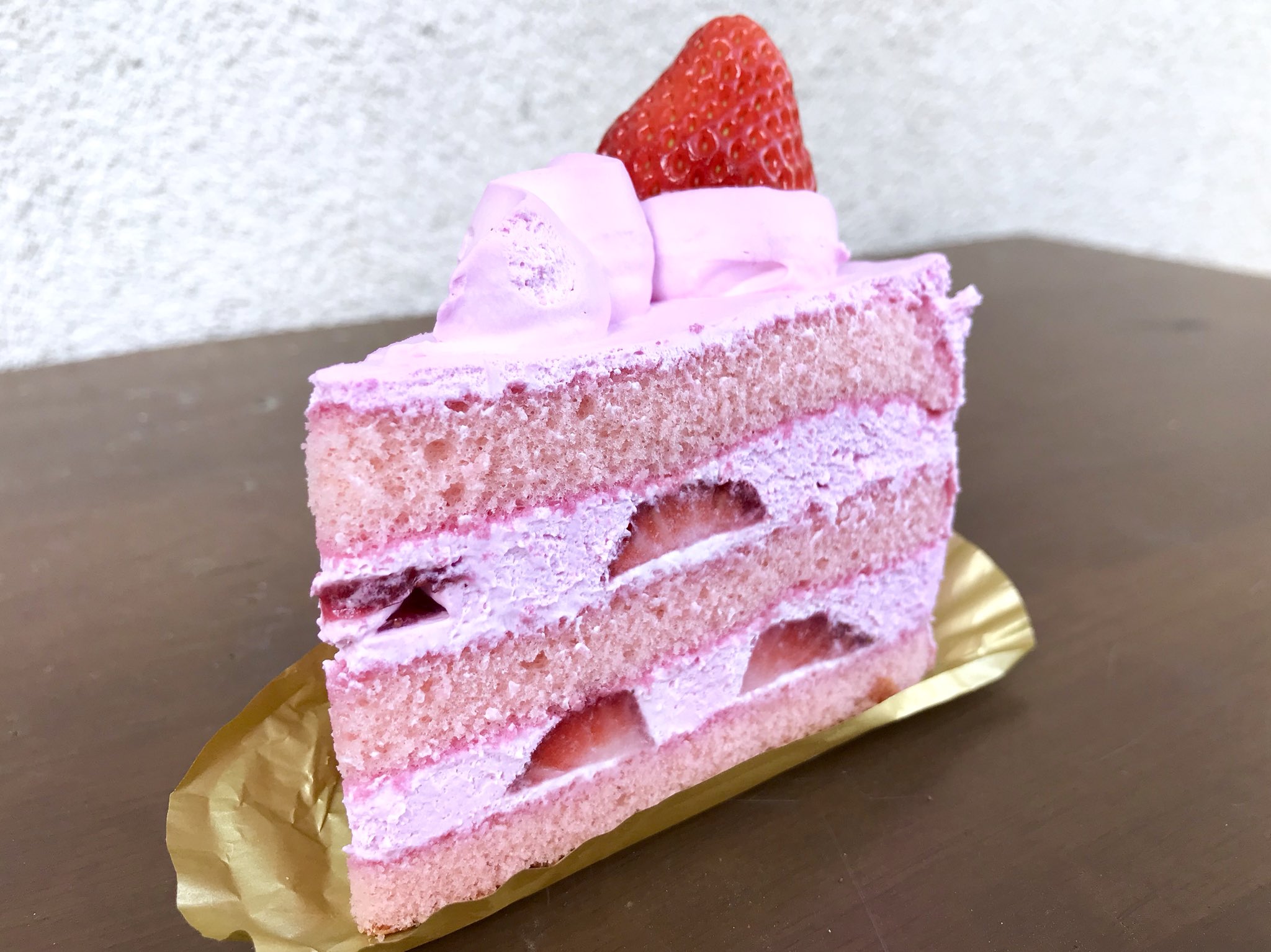 スイーツ芸人 スイーツなかの 不二家の春のショートケーキ プレミアムショートケーキ 紅 税込480円 通常の ショートケーキに比べ クリームや苺も増量 定番ショートケーキとあわせると 紅白のお祝いスイーツにも早変わり ピンク スイーツ芸人 スイーツなかの 不二家の春のショートケーキ プレミアムショートケーキ 紅 税込480円 通常の ショートケーキに比べ クリームや苺も増量 定番ショートケーキとあわせると 紅白のお祝いスイーツにも早変わり ピンク