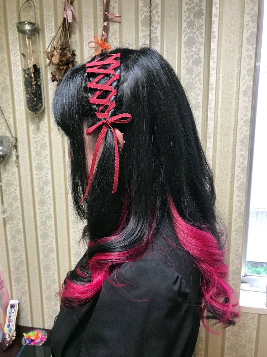 シャンテグラム ヘアスタイル紹介 艶やかな黒髪によく映える ピンクレッドのインナーカラー ヘッドドレスのようなレース アップアレンジを両サイドに施しました