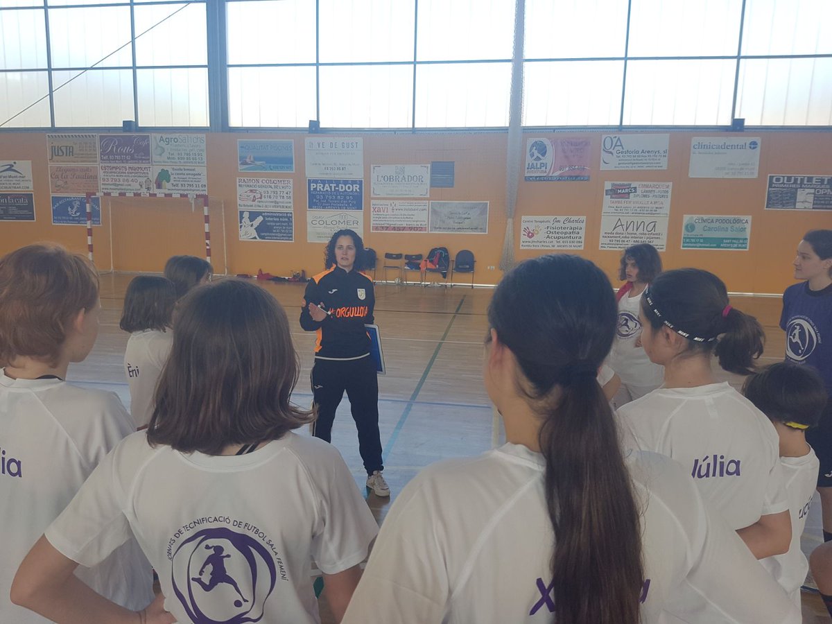 FCF_CAT's tweet photo. La seleccionadora Clàudia Pons, a les Jornades de Tecnificació de #futsalfem a l'FS Arenys de Munt https://t.co/VT74zC24Zb #TecnificacióFS #CETFS #Orgullosa https://t.co/xyJxFwH7M6