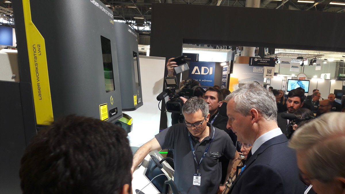 GravotechGroup's tweet photo. @BrunoLeMaire visite notre stand au @giparis2018 et réalise la gravure d'une médaille avec nos #lasers de #marquage. Fiers de nos innovations ! https://t.co/84LJQE8iPr