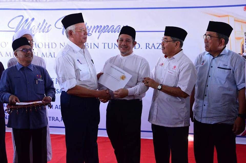 ahmadbashahBB's tweet photo. Mengiringi YAB Perdana Menteri, Datuk Sri Mohd Najib Tun Razak ke Majlis Perjumpaan Bersama Tokoh Agama Negeri Kedah dan menyampaikan beberapa sumbangan dan bantuan kepada pondok2 yg lain bertempat di Madrasah Al Ulum Addiniah Al Othmaniah, Tanjung Kapor, Jitra https://t.co/ra4fGJ9qk1