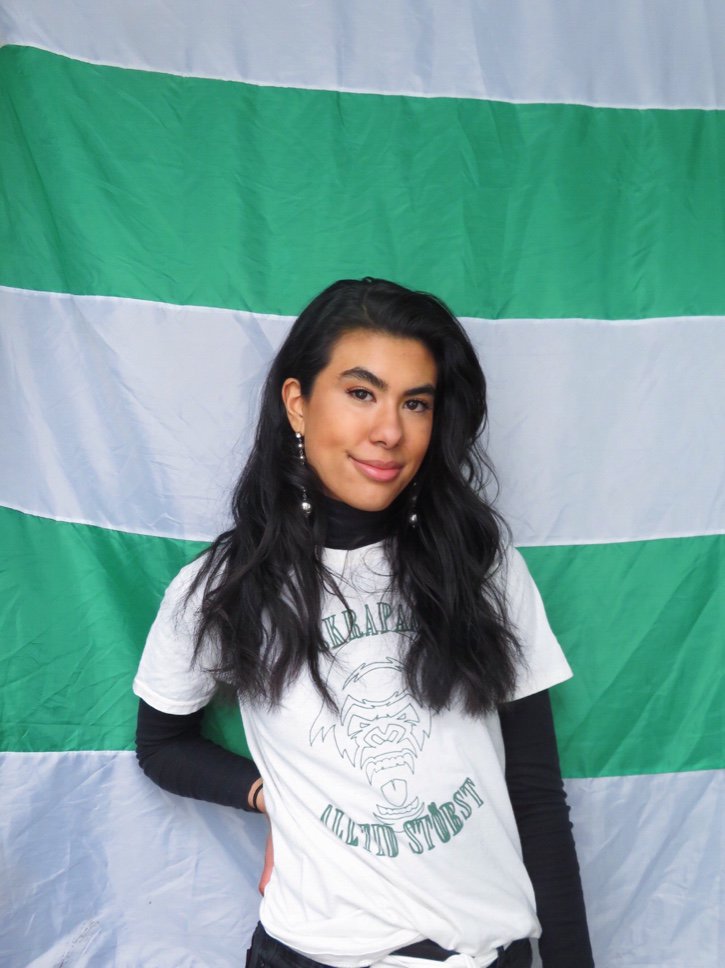 Skrapanselevkar's tweet photo. Här har vi skrapans PR-ansvarig Mikaela Garroz, N16A. Hon älskar att lyssna på 2Pac eller Lana Del Rey när hon dansar iväg till sitt yogapass med en grön juice i handen. Mikaela är en kreativ person och gillar att planera roliga saker. Förutom det är hon ett modefreak #elevkår https://t.co/YEiZwmrtYE