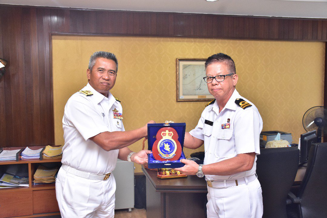 HQ Western Fleet (@mpa_barat) on Twitter photo Commanding Officers HTMS SONGKHLA, HTMS MANNAI, HTMS PANYI & RTMP WASUTHEP #RTN paid a courtesy call on #RMN Deputy Western Fleet Command First Admiral Abu Bakar bin Mohd Ajis
#DefenceDiplomacy
#Readiness
#NavyPeople
#NavyNews
<a href="/mykamarul/">Kamarul</a> <a href="/roslan1531/">VAdm Roslan Ramli</a> <a href="/tldm_rasmi/">Royal Malaysian Navy</a> Commanding Officers HTMS SONGKHLA, HTMS MANNAI, HTMS PANYI & RTMP WASUTHEP #RTN paid a courtesy call on #RMN Deputy Western Fleet Command First Admiral Abu Bakar bin Mohd Ajis
#DefenceDiplomacy
#Readiness
#NavyPeople
#NavyNews
<a href="/mykamarul/">Kamarul</a> <a href="/roslan1531/">VAdm Roslan Ramli</a> <a href="/tldm_rasmi/">Royal Malaysian Navy</a>