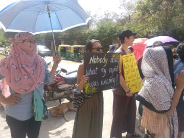 JnuHridaySamrat's tweet photo. Women hosteliers of #JNU raise the stakes as they call for complete annulment of regressive rules in the Hostel manual which put restrictions on time, use of space &amp; mobility of students. Marching to Dean of Students in protest right now. https://t.co/hqJM4KDwe4