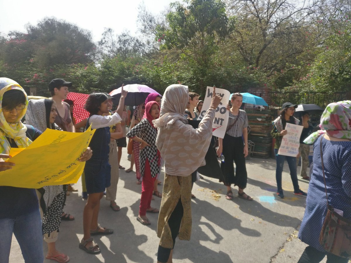 JnuHridaySamrat's tweet photo. Women hosteliers of #JNU raise the stakes as they call for complete annulment of regressive rules in the Hostel manual which put restrictions on time, use of space &amp; mobility of students. Marching to Dean of Students in protest right now. https://t.co/hqJM4KDwe4