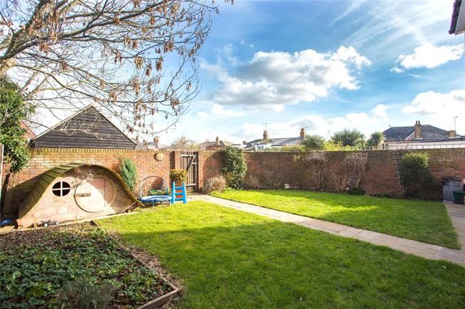 An impressive character 6 bedroom town house extended and improved by the current owners to provide stylish accommodation set over three floors, located in the heart of the sought-after historic riverside town of #Maldon #Essex socsi.in/CScgm