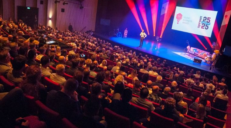 noordblog's tweet photo. Vanavond vindt de eerste halve finale van de #YBA2018 plaats. Uiteraard zijn wij er, net als 400 anderen, bij! Zelf niet aanwezig? Volg dan via @noordblog en onze livestream 👇🏻 op de website deze eerste halve finale!

🎥| https://t.co/YKGTCY9k3H https://t.co/QjsXCBahwP
