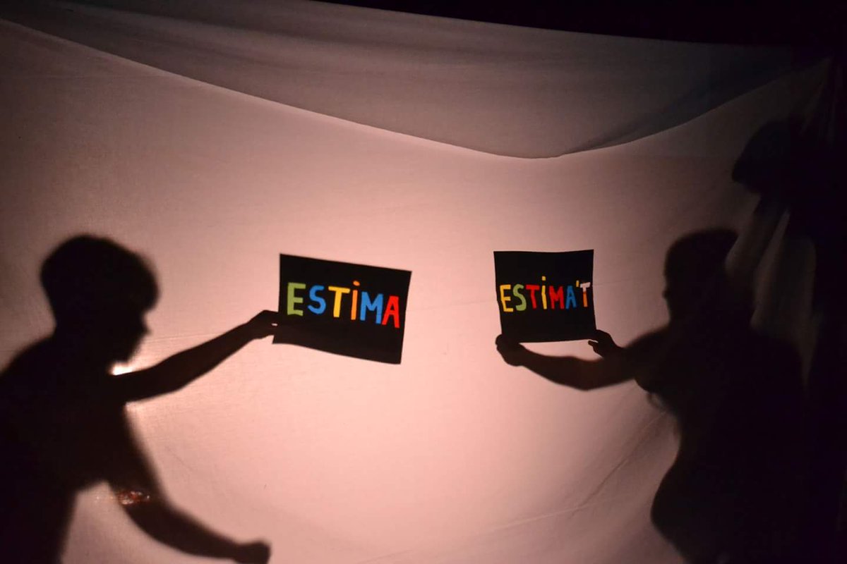 Veuscomsi's tweet photo. Feliç #DiaMundialdelTeatre!!! 🎭 Estimem-lo i estimem-nos sempre ❤ https://t.co/a9ZEP49BxE