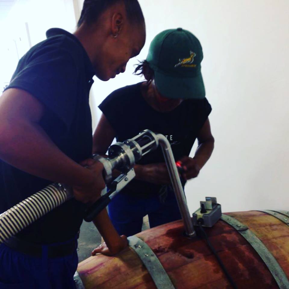 Dunstone_Estate's tweet image. When you run a family farm, it’s not hard to find willing help with filling the wine barrels! #handlanger #heartwellington #winewednesday #winefarm