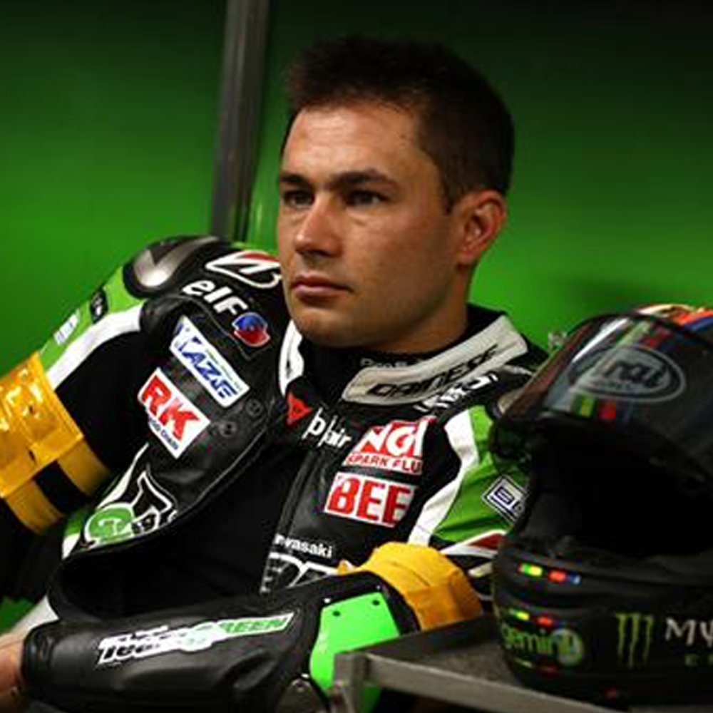 Kawasaki_Italia's tweet photo. Che dream team alla 8 Ore di Suzuka 2018! 
Il Campione del Mondo Superbike @jonathanrea ha rotto gli indugi e sarà in pista insieme ai veterani @realleonhaslam  e Kazuma Watanabe. Appuntamento il 28 e 29 luglio!

#Suzuka8Hours @UKTeamGreen https://t.co/F6k1G0yzVU