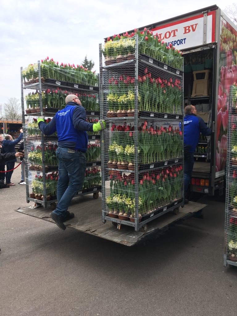 De bloemen zijn gezegend, de auto is geladen en onze chauffeurs Bob en Dick zijn er klaar voor! Op naar Rome met #bloemenvoordepaus!