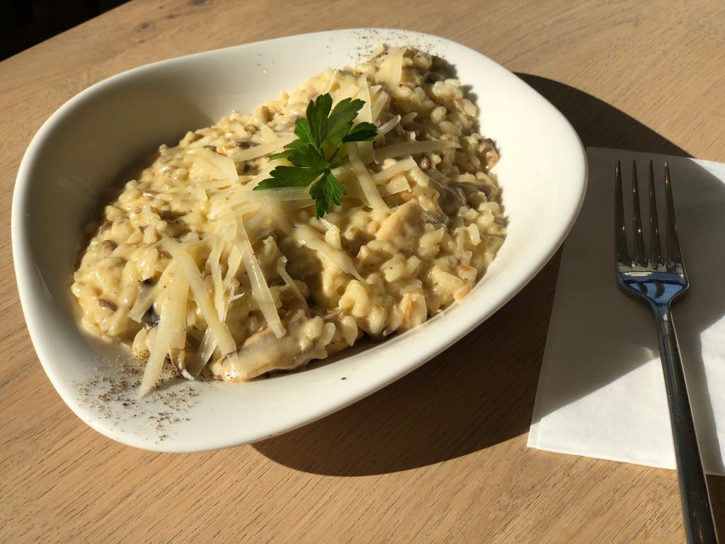 VapianoBCN's tweet photo. Después de la tormenta siempre llega la calma... 🌞 Risotto Chicken Alfredo + sol, la combinación perfecta para elevar tu martes a un nivel superior.
#vapianobcnlovers #vapiano #risotto #primavera #Barcelona https://t.co/i8FONslQvj
