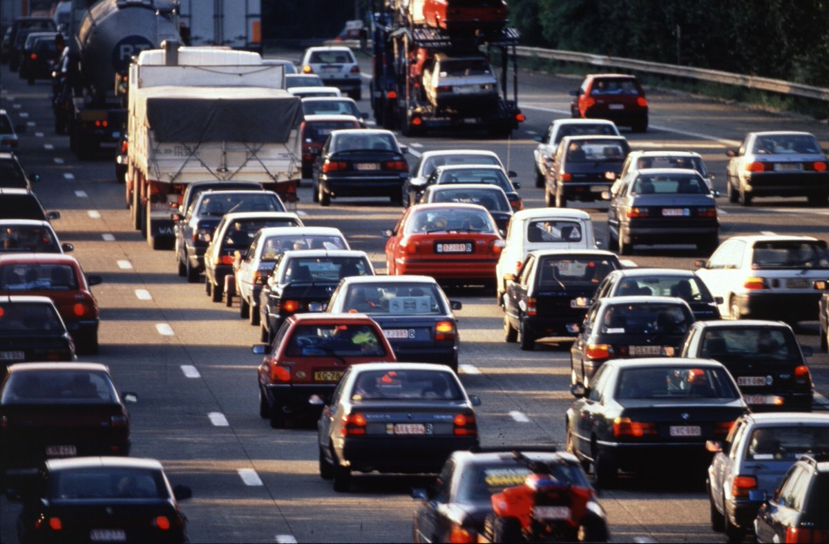 EU_Commission's tweet photo. We welcome agreement on the first ever EU legislation to monitor and report CO2 emissions from lorries, buses and coaches.
Next step: emissions standards for heavy-duty vehicles in May → https://t.co/GXxeNu8uBw #ParisAgreement https://t.co/HDOgsFamdJ