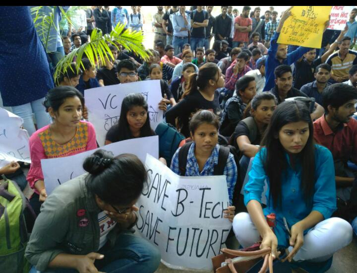 RRsengar27's tweet photo. Chatron Ka bhavishya khatre me .koi Khabar Lene nhi Aaya hai abhi tk.... #bbaubtech @PMOIndia @PrakashJavdekar @HRDMinistry https://t.co/lEljkgo1PS