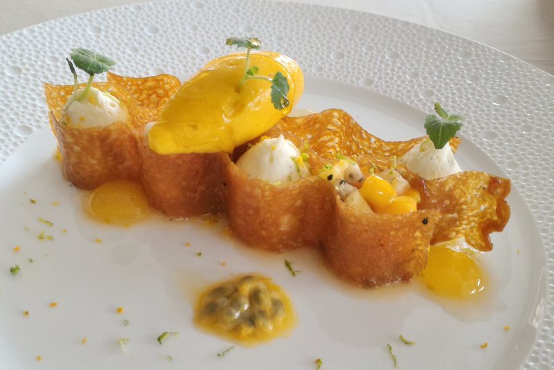 Finir en beauté le Menu Club et savourer un délicieux croustillant miel des montagnes et orange, accompagné de fruits exotiques, citron vert et sorbet mangue ... au top Chef Pâtissier @MartinGheselle ! blog.lestresoms.com/2018/03/27/pla…