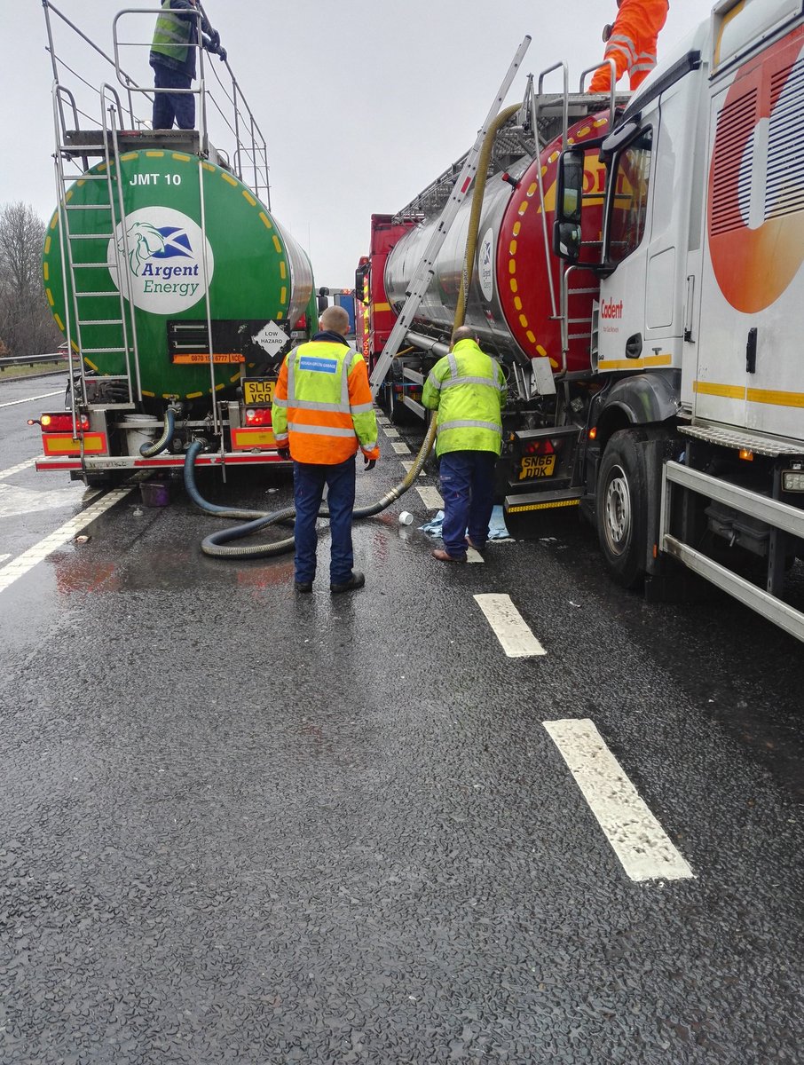 Cheshire_CVU's tweet image. M6 South J21a-21. Recovery operations underway. "Hopefully" about and hour to decant tanker. Then @HGG_Recovery will clear vehicles. @NWmwaypolice @CheshireFire @CPTaskforce @HighwaysNWEST