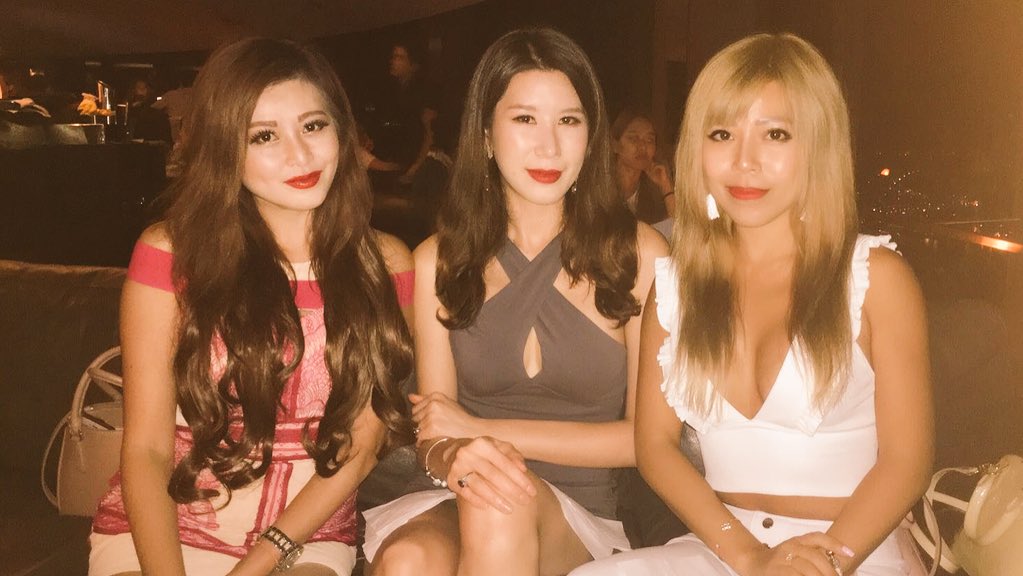 cryptokisses's tweet photo. 🍽💋Dinner with my girls ... 
💁🏼Can you guess what we all have in common? 
✨
#GirlsNightOut #Friends #finedining #girls #RedWings #redlips #CHANEL #Dior #InvestASEAN2018 #Investors #retirement https://t.co/1lLpGHqUQA