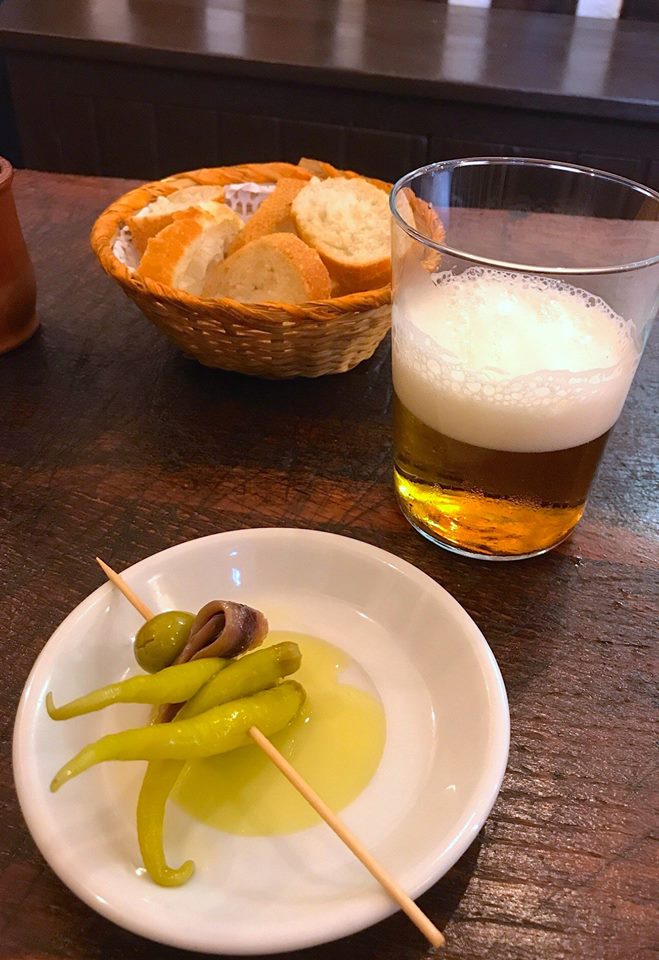 BarLaCuevaSS's tweet photo. Gilda, refrigerio, y Semana Santa. ยกSalud! #WillyStyle #LaCueva #Donostia #SanSebastian https://t.co/f99goEgEUw