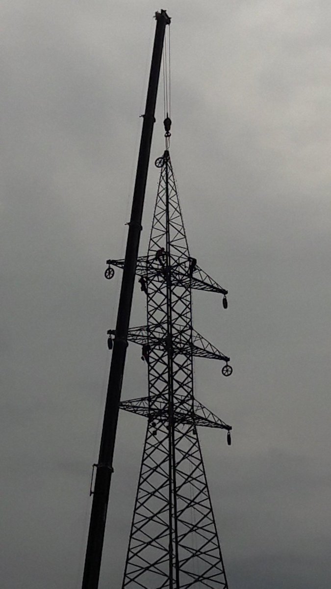 BartEmbre's tweet photo. Elektriciteitsmast aan overzijde van #candico @TienseSuiker is bijna klaar. Werken ivm verbreding #Albertkanaal @Vlaamsewaterweg en verhoging #theunisbrug @Stad_Antwerpen https://t.co/M25ZTD9YAo