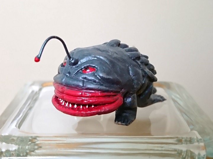 Twitter 上的 まなしな キャスト製 恐怖の円盤生物キーホルダー ハングラー チョウチンアンコウらしい頭部の触角まで完全再現 魚らしい ヌメヌメしていそうな質感も塗装で表現されているし 下から見ても隙のない作り込みはお見事 口は閉じた状態で造形されて