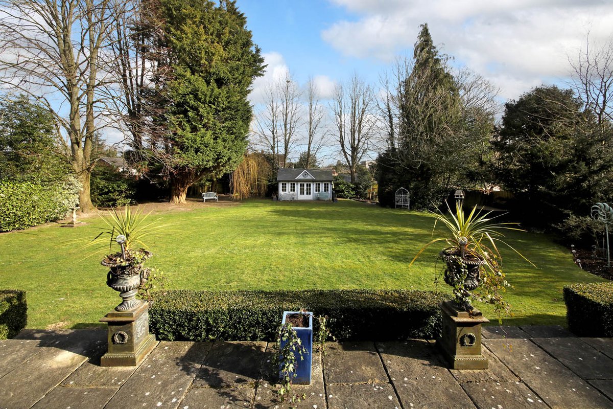 New to the market, an attractive 7 bedroom family house situated in the sought after village of Kingsclere, walking distance to the popular @belanddragon  bit.ly/2DYx0ki